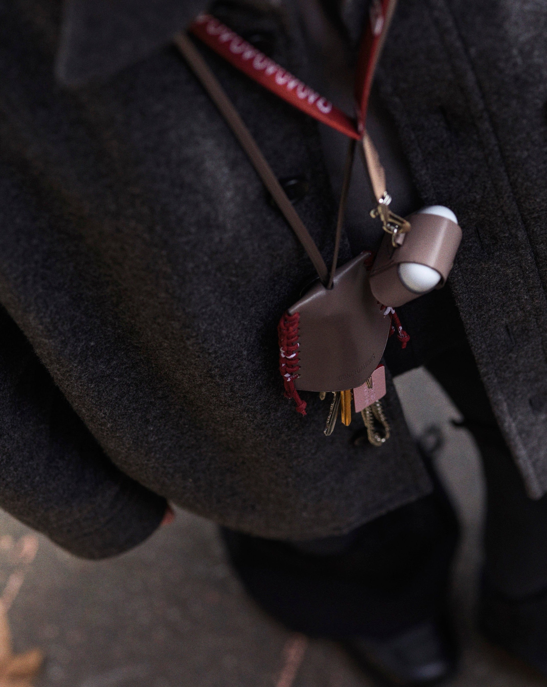 COOK + YARI-Étui AirPods sur mousqueton-En cuir gris & bandana bordeaux Ponctuations