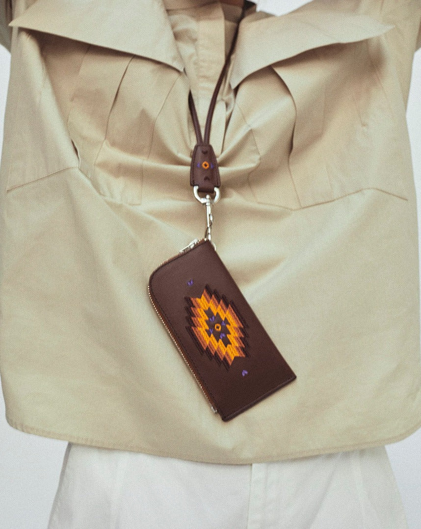 COOK + DAKOTA-Porte cartes sur mousqueton-En cuir brun & broderie colorée Ponctuations