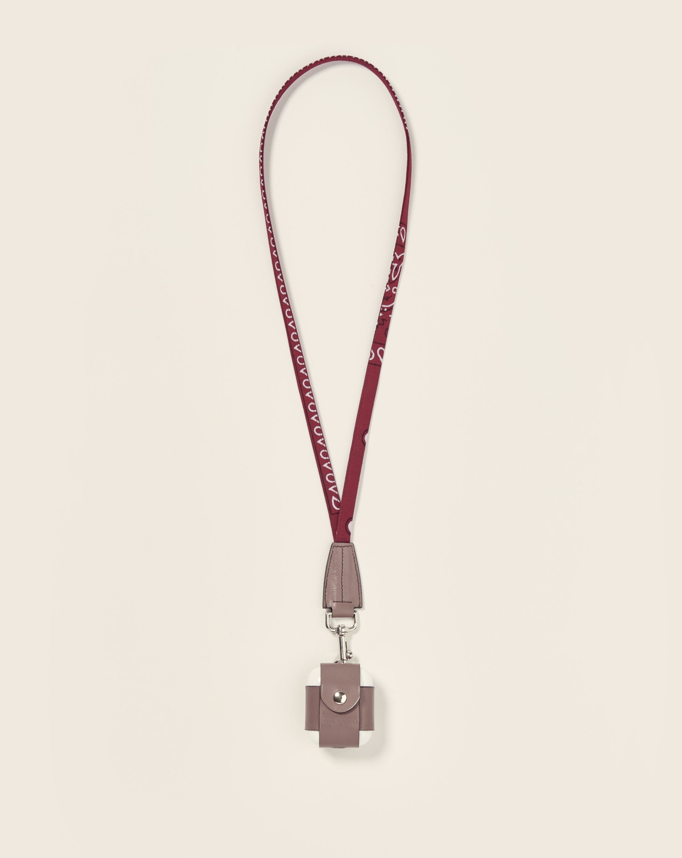 COOK + YARI-Étui AirPods sur mousqueton-En cuir gris & bandana bordeaux Ponctuations