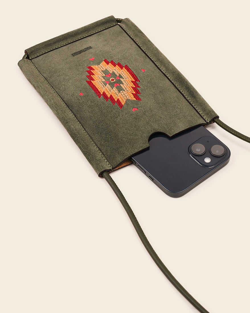 DENALI - Étui à téléphone en Suède Kaki & broderie colorée Étui à téléphone Ponctuations