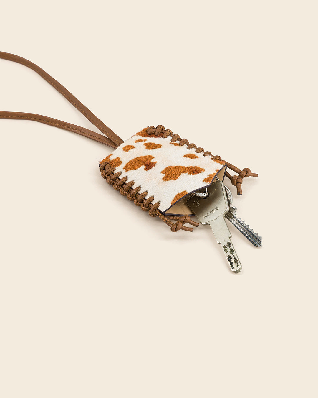 FUJI-Porte clés cloche en cuir façon pony imprimé VACHE & tressage cuir AMBRE Porte-clés cloche Ponctuations