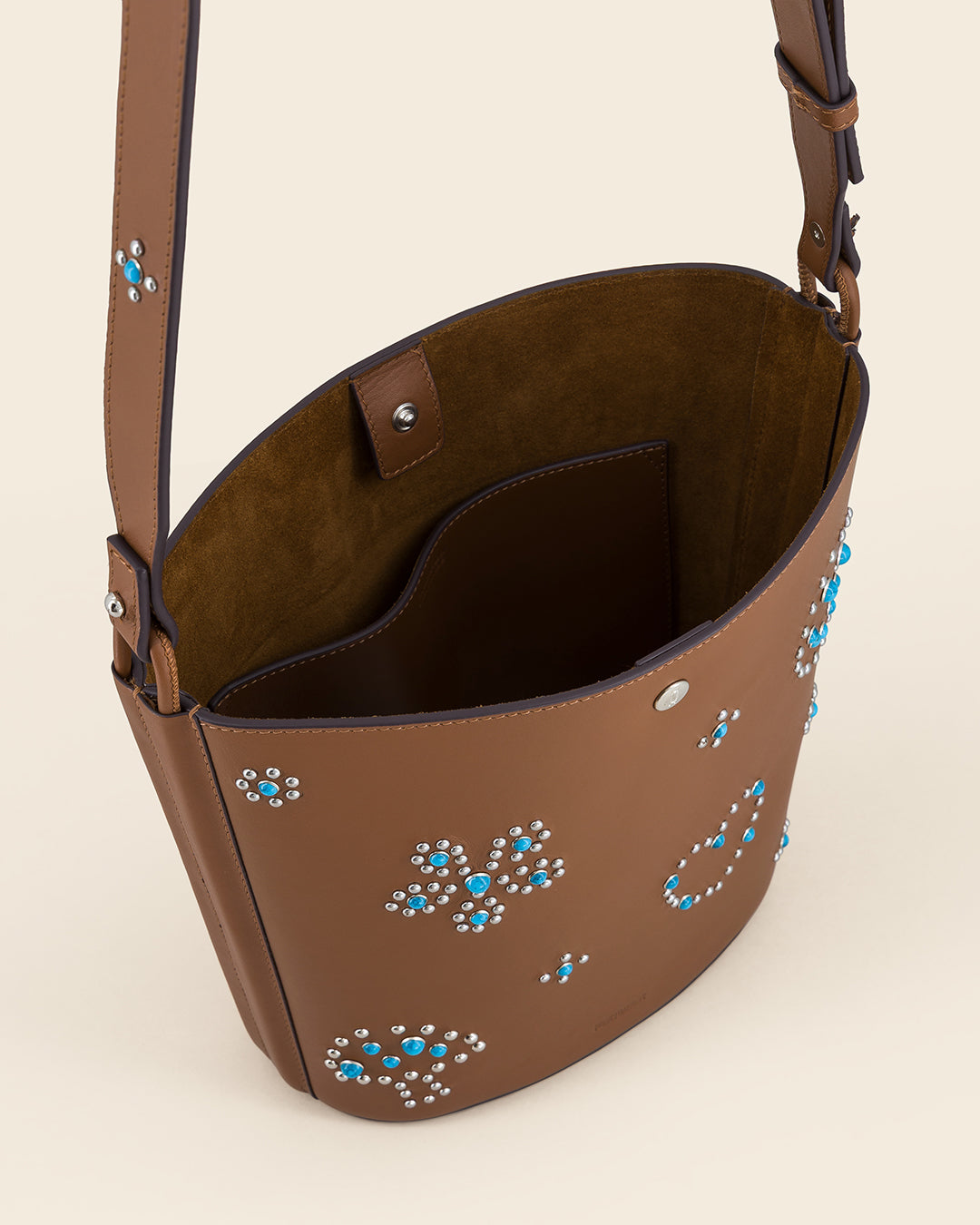 IOWA STUD - Sac seau en veau lisse - AMBRE avec Clous et Cabochons Turquoises Sacs Ponctuations