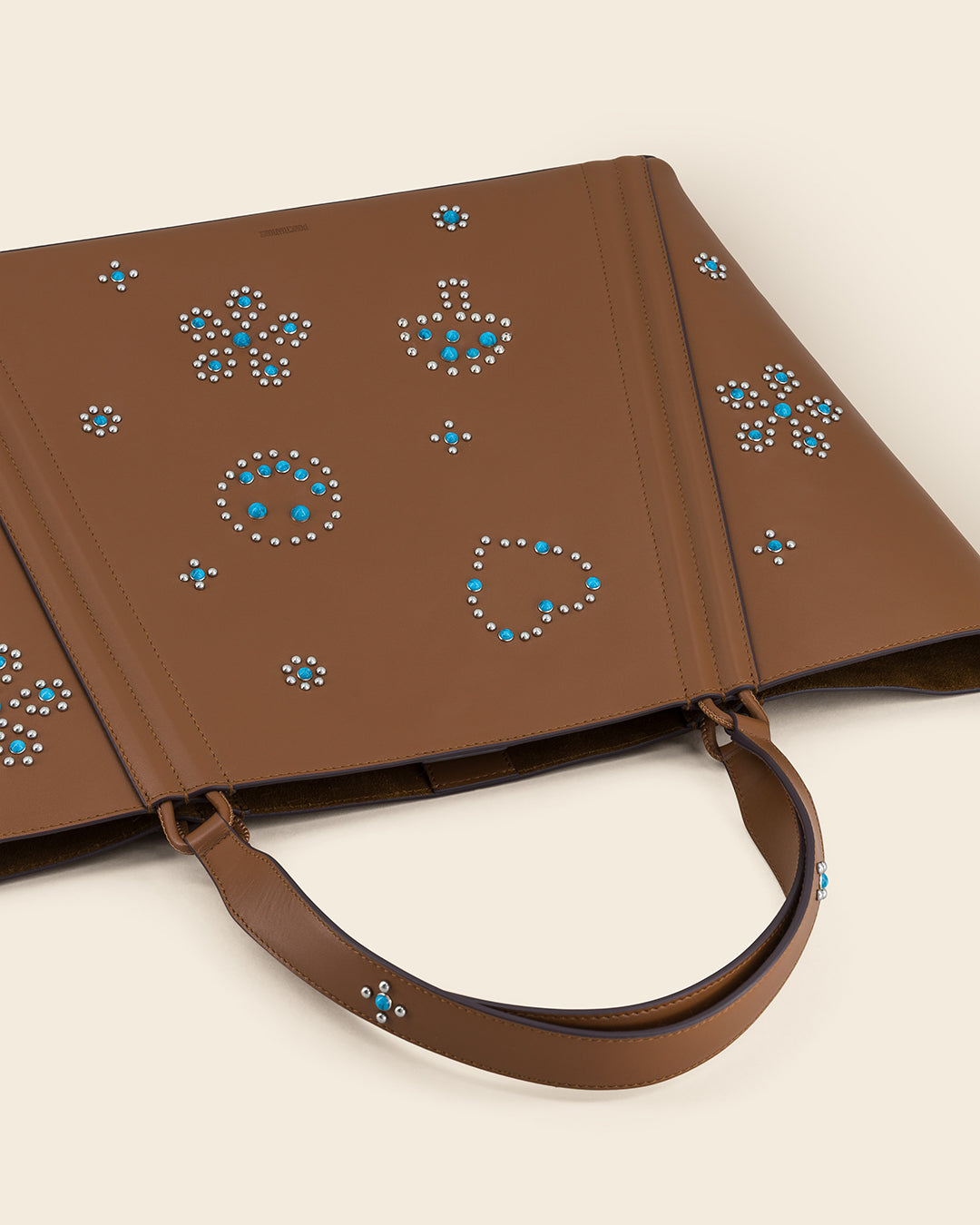 MAINE STUD - Sac Cabas en Veau lisse AMBRE avec Clous et Cabochons Turquoises Ponctuations