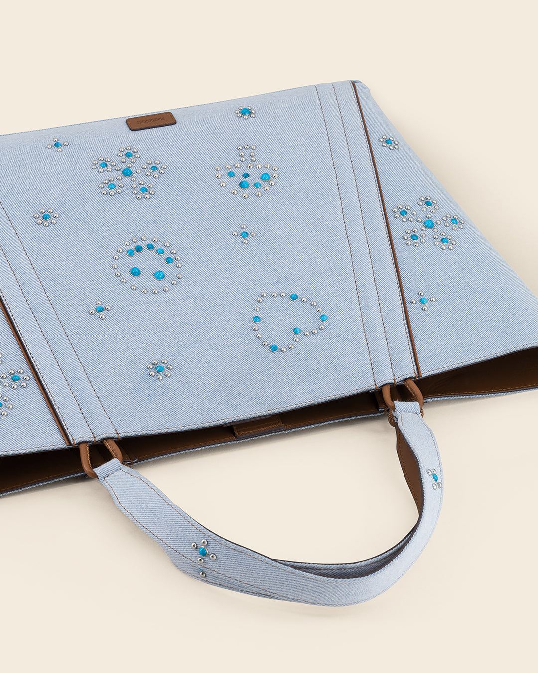 MAINE STUD - Sac Cabas en Denim BLEU PALE avec Clous et Cabochons Turquoises Sacs Ponctuations