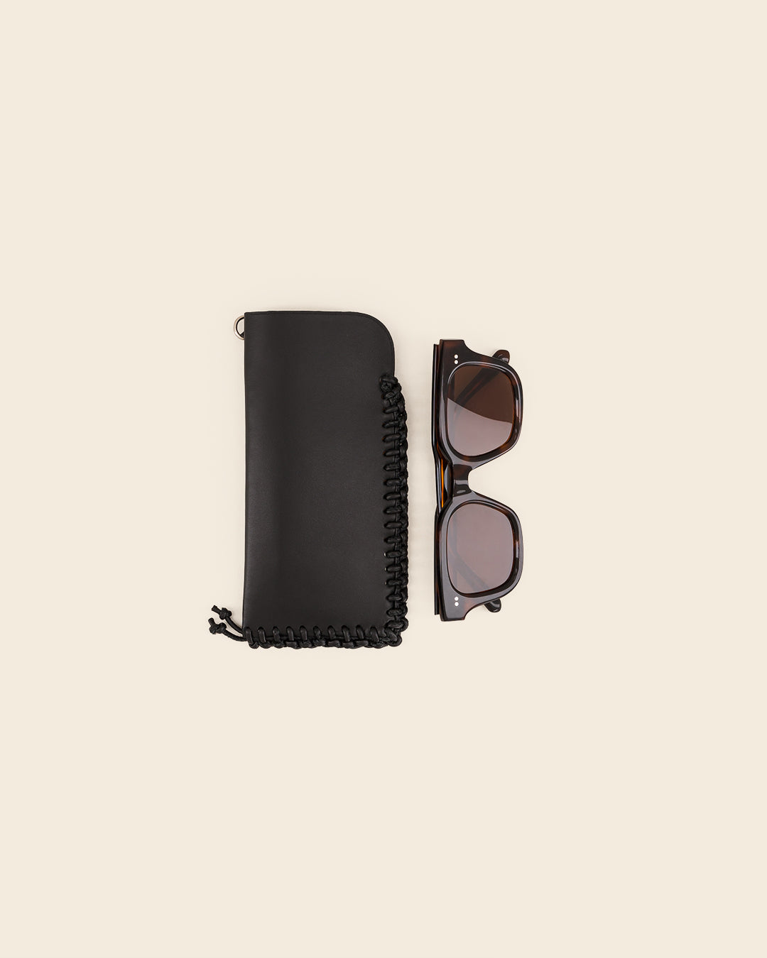MAKALU + COOK Étui à lunettes en cuir Noir sur mousqueton Étui à lunettes Ponctuations