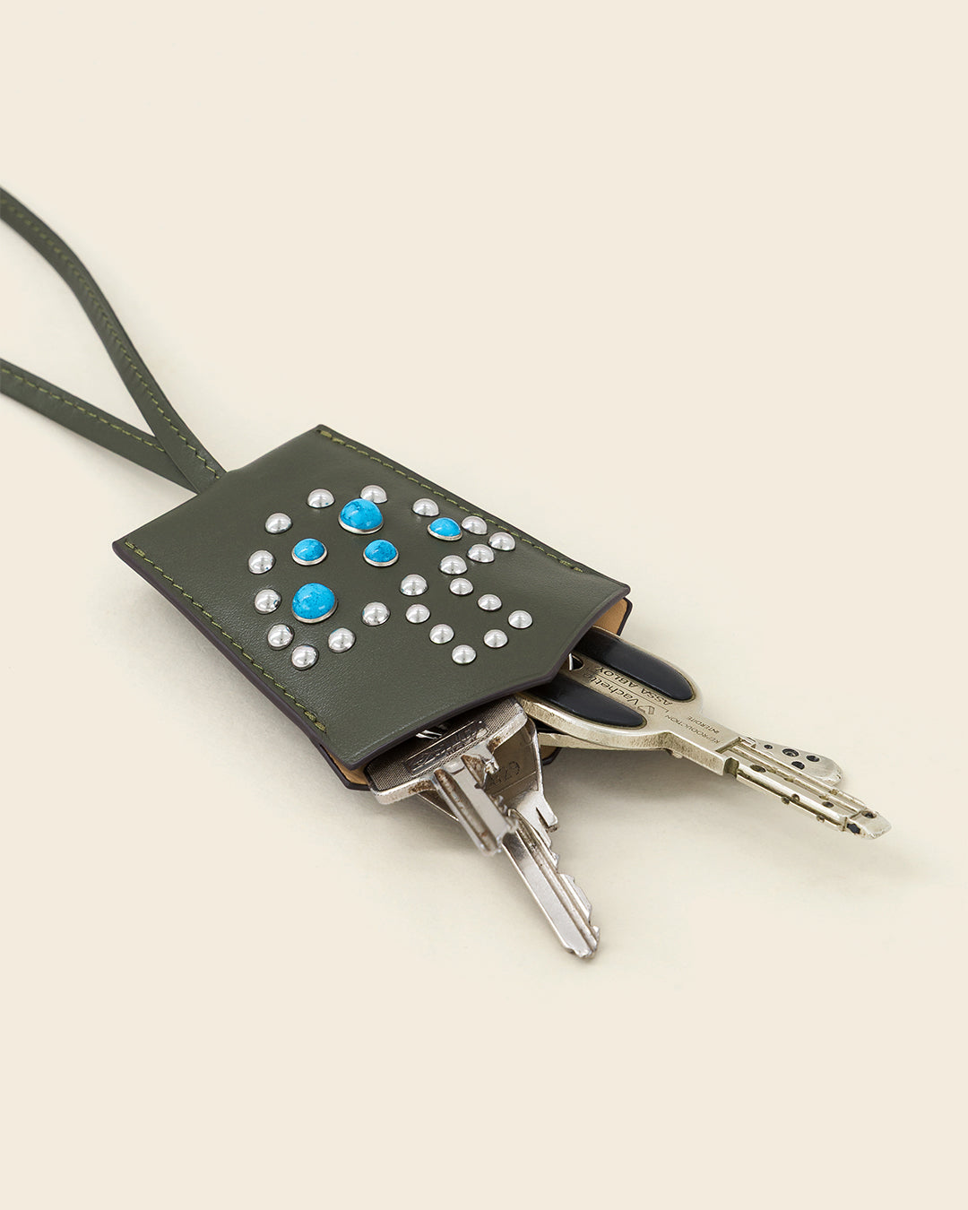 FUJI SHROOM-Porte clés cloche en cuir-Kaki avec Clous et Cabochons Turquoises Porte-clés cloche PONCTUATIONS