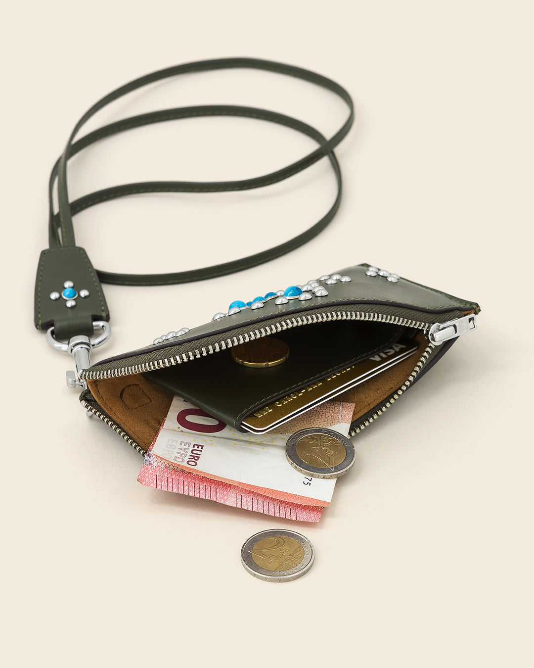 DAKOTA SHROOM + COOK STUD-Porte cartes zippé en cuir sur mousqueton- KAKI avec Clous et Cabochons Turquoises Porte-cartes Ponctuations