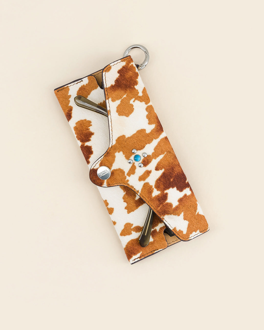 ULAKAM STUD -Étui à lunettes en veau façon Pony imprimé Vache- Ambre avec Clous et Cabochons Turquoises Étui à lunettes PONCTUATIONS