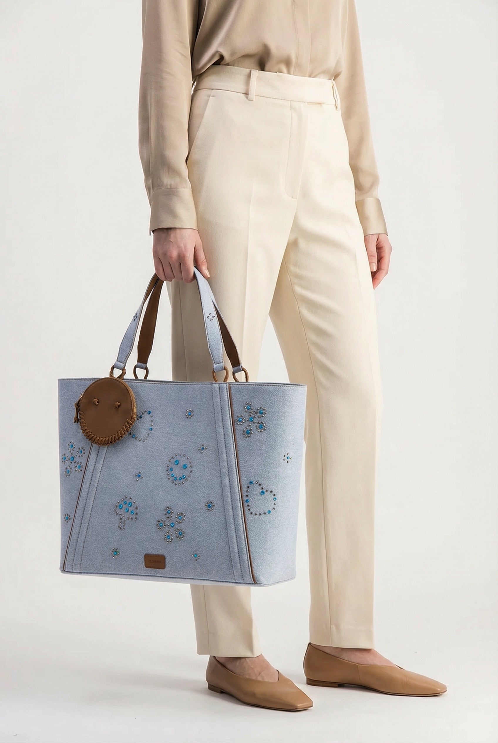 MAINE STUD - Sac Cabas en Denim BLEU PALE avec Clous et Cabochons Turquoises Sacs Ponctuations