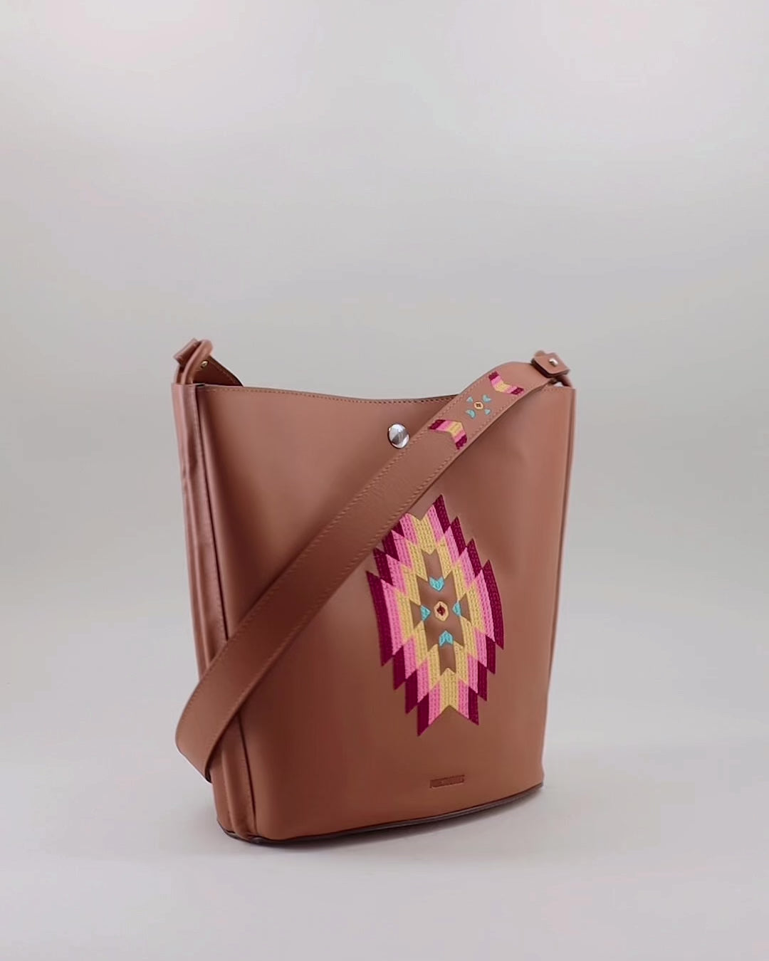 IOWA-Sac seau en cuir-Gold & broderie colorée Sacs vendor-unknown