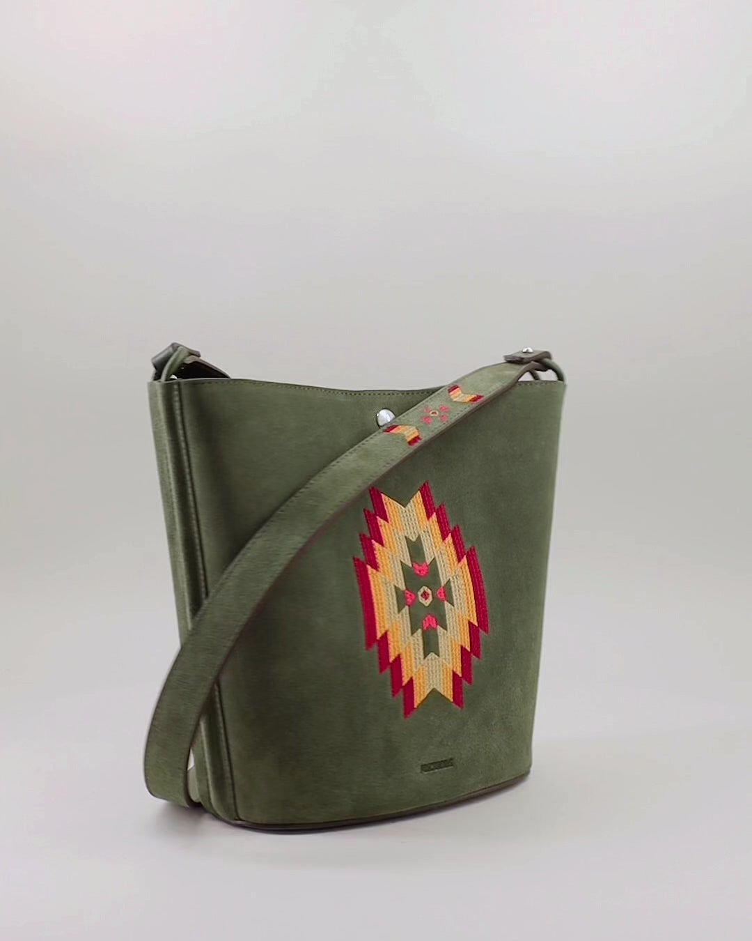 IOWA-Sac seau en suede - kaki & broderie colorée Sacs Ponctuations