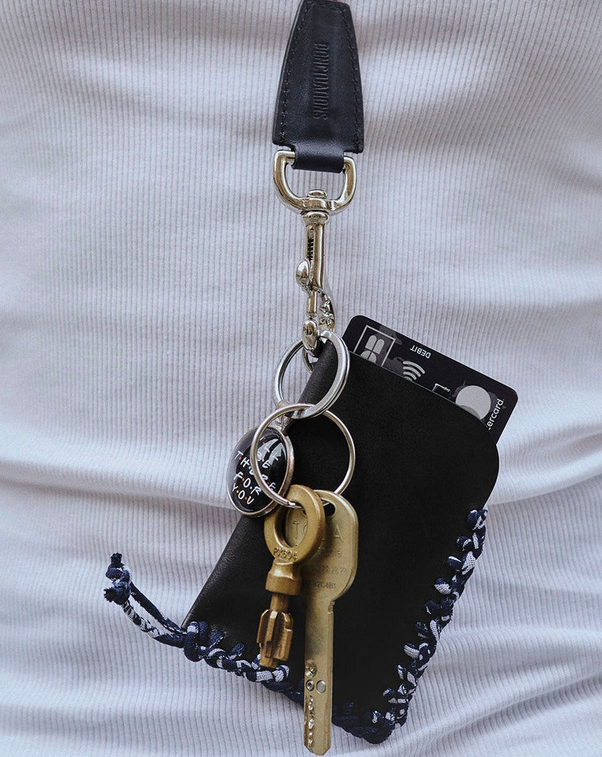 COOK + KIBO-Porte cartes sur mousqueton-En cuir noir & bandana marine