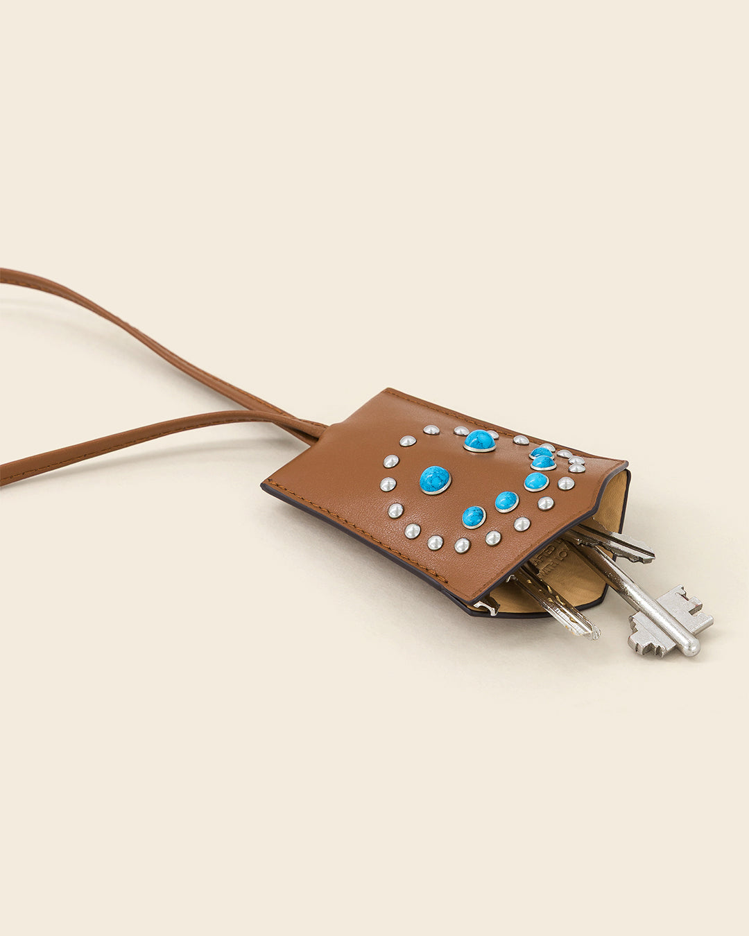 FUJI SMILE -Porte clés cloche en cuir-Cognac avec Clous et Cabochons Turquoises Porte-clés cloche Ponctuations