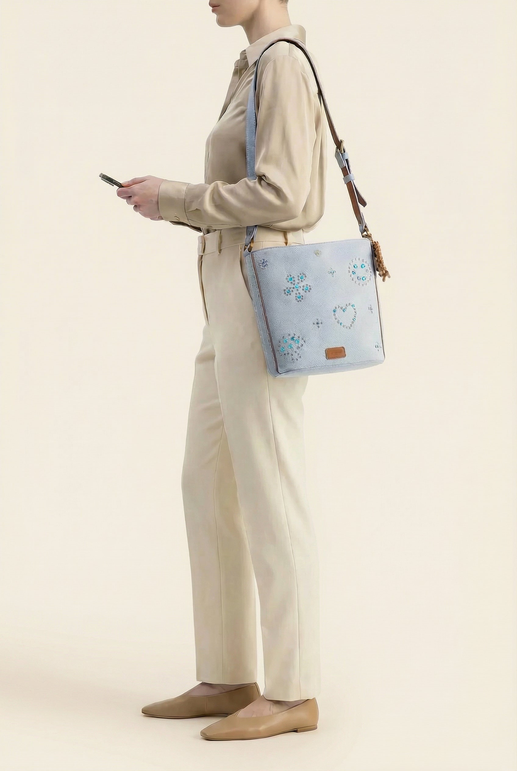 IOWA STUD - Sac seau en Denim BLEU PÂLE vec Clous et Cabochons Turquoises Sacs Ponctuations