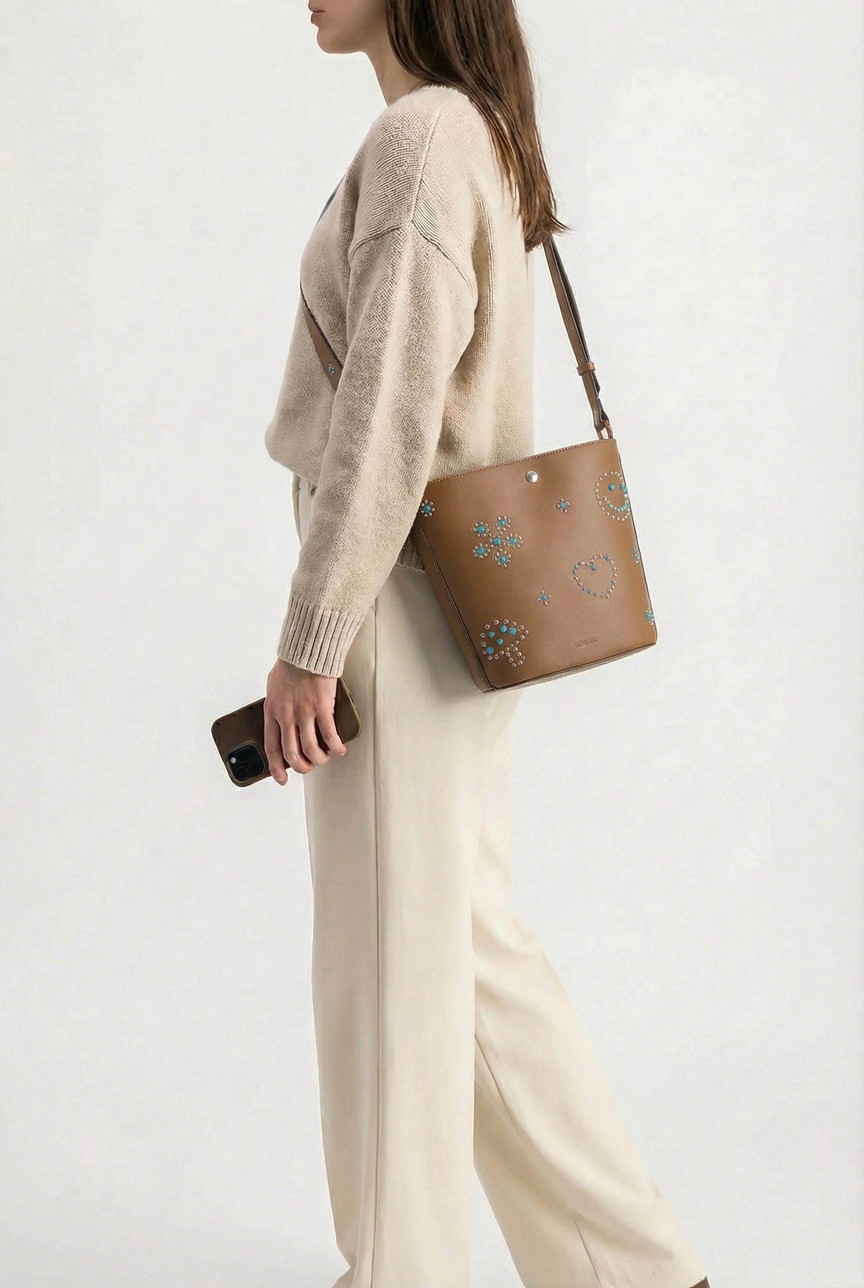 IOWA STUD - Sac seau en veau lisse - AMBRE avec Clous et Cabochons Turquoises Sacs Ponctuations