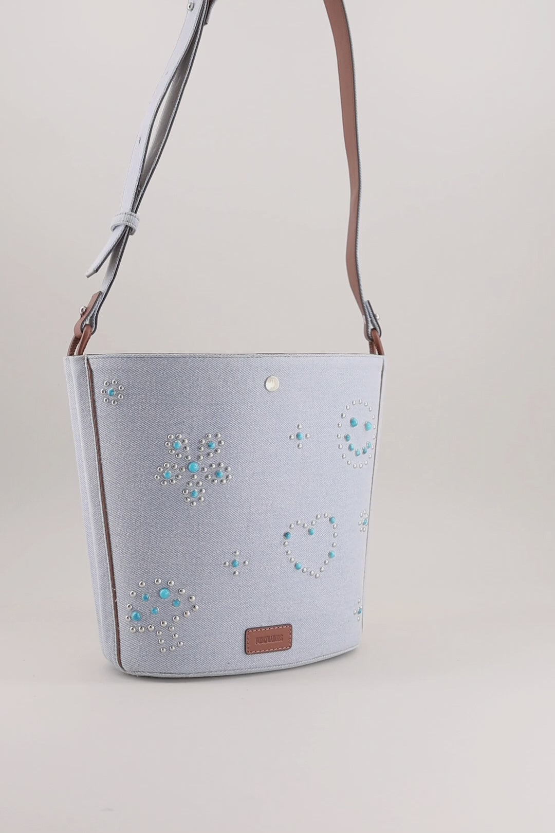 IOWA STUD - Sac seau en Denim BLEU PÂLE vec Clous et Cabochons Turquoises Sacs Ponctuations