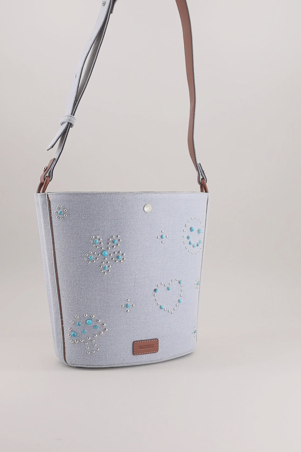 IOWA STUD - Sac seau en Denim BLEU PÂLE vec Clous et Cabochons Turquoises Sacs Ponctuations