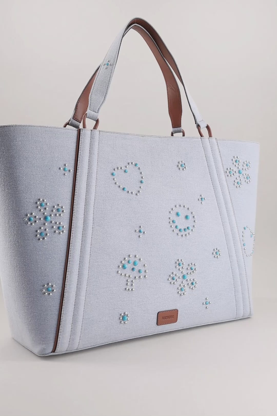 MAINE STUD - Sac Cabas en Denim BLEU PALE avec Clous et Cabochons Turquoises Sacs Ponctuations